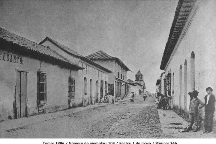 En primer plano, dos niños de sombrero de ala ancha