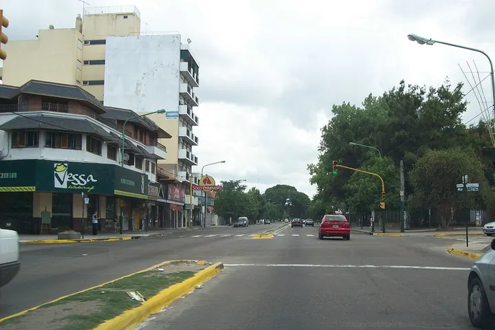 En primer plano, un edificio con una tienda de ropa llamada VESSA