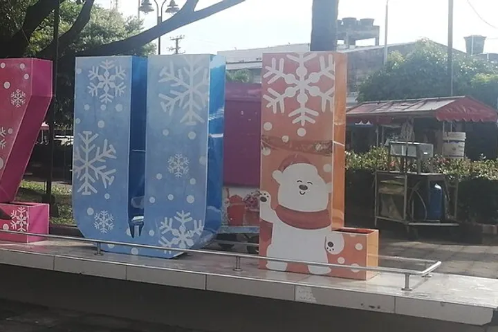 En primer plano, se ven decoraciones de Navidad con letras y un oso polar