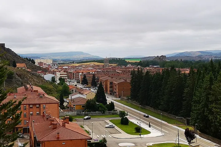 En primer plano, se ve una zona residencial con casas de ladrillo rojo