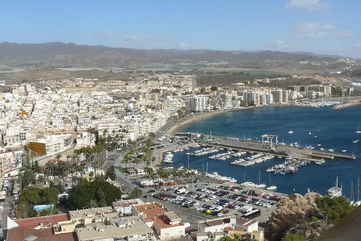 En primer plano, un puerto de barcos de recreo