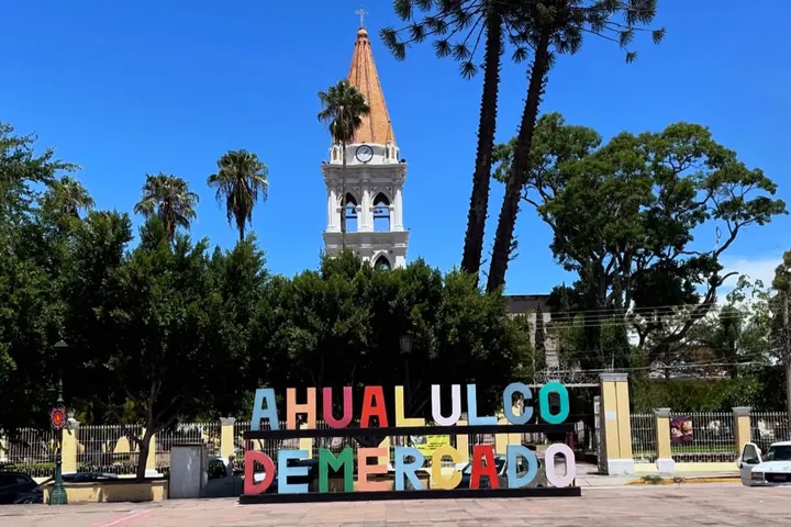 Un puente de colores con el nombre de la calle en letras grandes