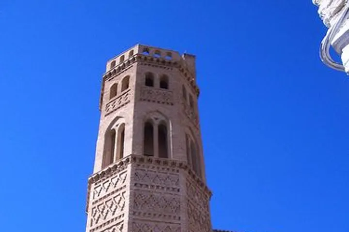 Un torre de estilo arquitectónico árabe, con una base de piedra y una torre de piedra