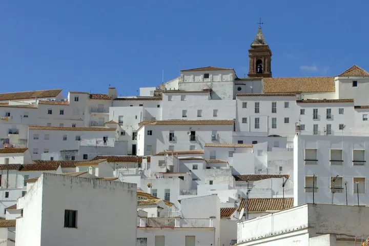 En primer plano, una iglesia con campanario