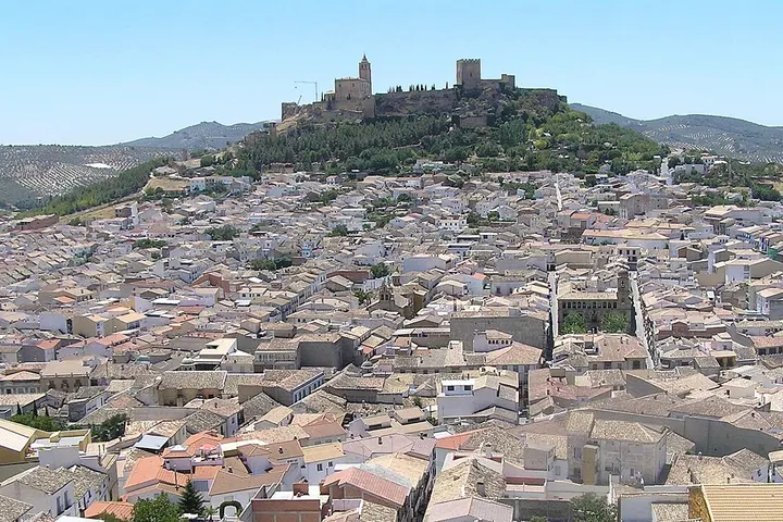 En primer plano, se aprecia una zona residencial con casas blancas y tejados de colores