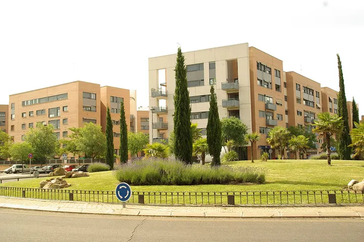 Un edificio de apartamentos con un parque en el frente