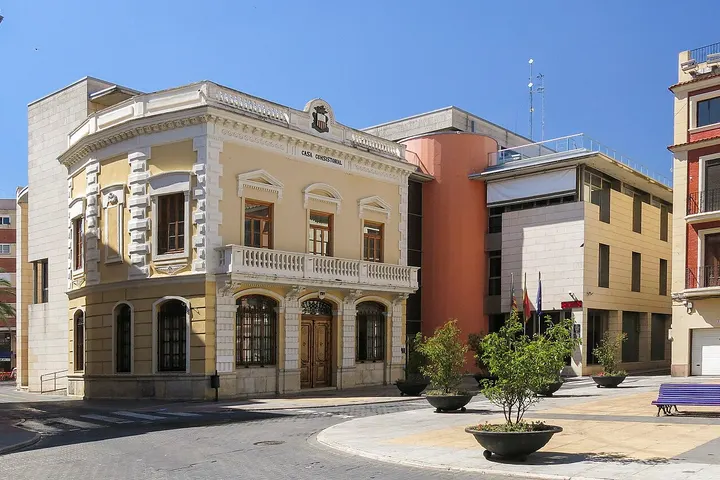Una edificación con un nombre en el frente, que parece ser una oficina de alquiler de propiedades
