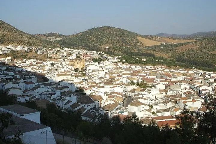 Un pueblo blanco con tejados de terracota en un valle rodeado de colinas
