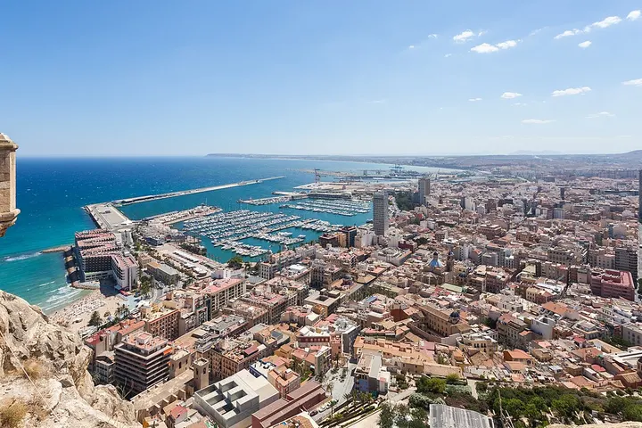 En primer plano, un gran puerto marítimo rodeado de edificios