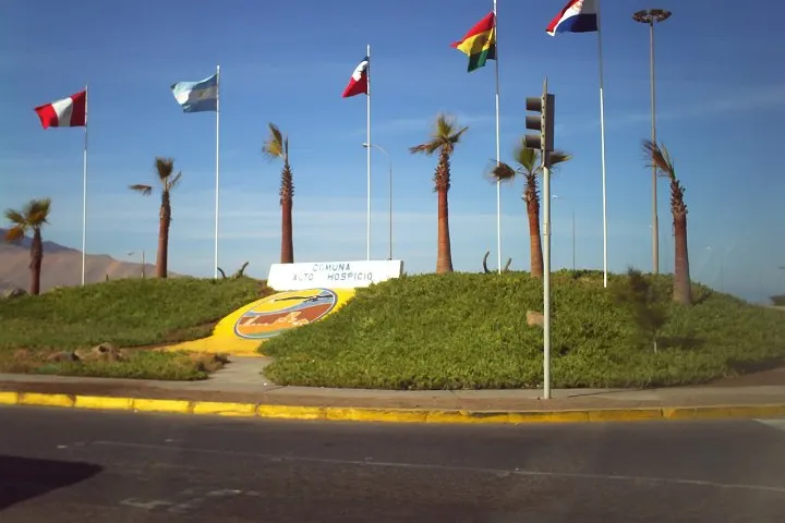 En primer plano, se ve una entrada de un centro comercial con una gran imagen de un huevo de pescado