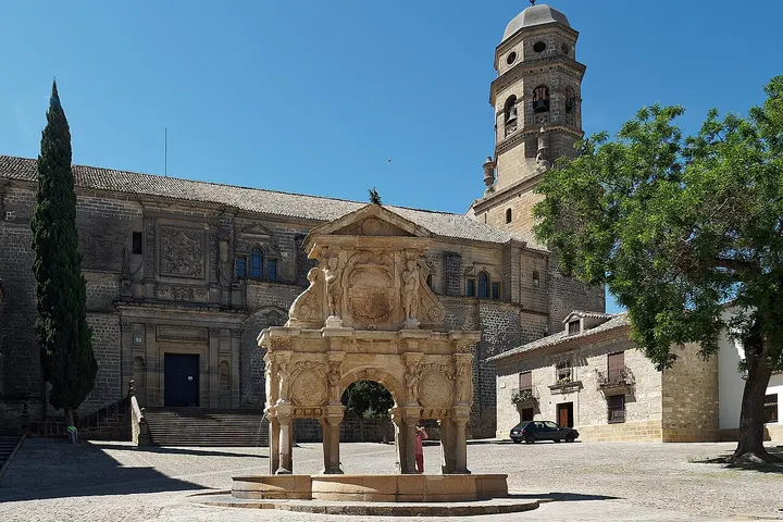 En primer plano, un hermoso fuente de piedra con un diseño antiguo