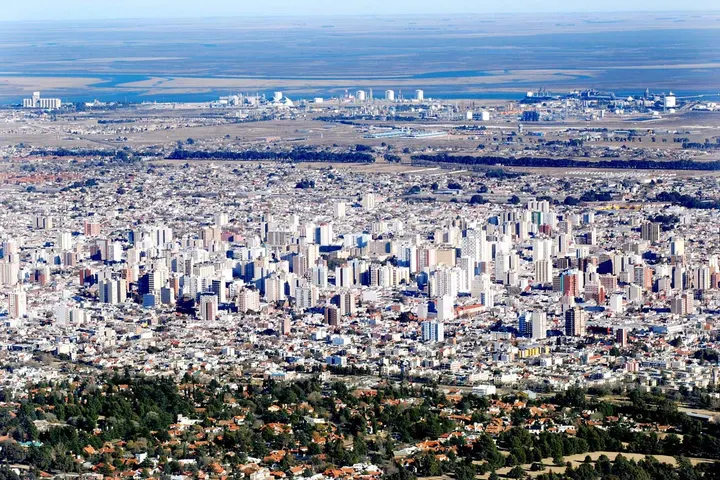 En primer plano, se aprecia una gran cantidad de árboles