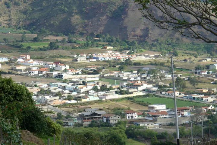 En primer plano, un poste de alumbrado público
