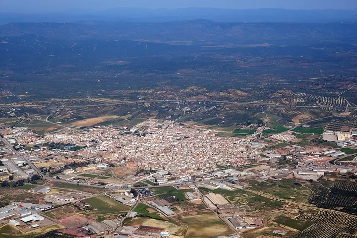 En primer plano, una granja de cerdos, con una granja de pollos en la parte inferior derecha