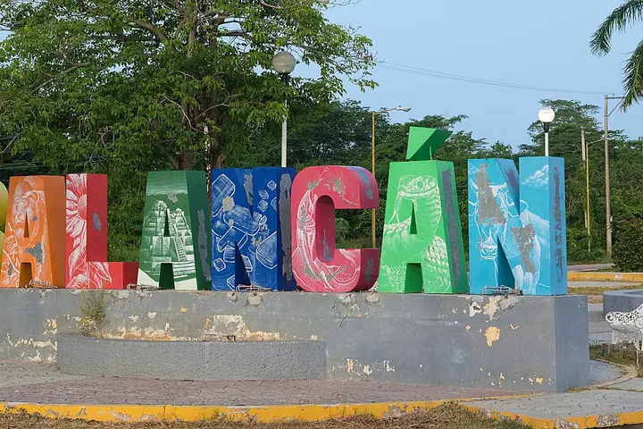 Letras gigantes de colores con la palabra Balancán