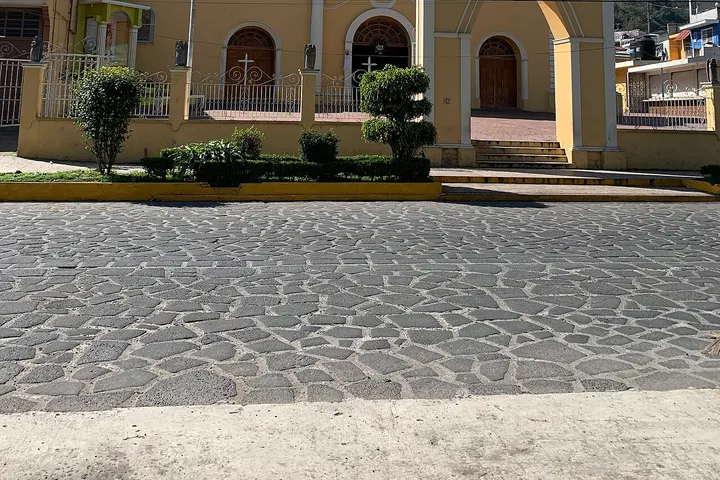 Esta es una foto de una iglesia con un piso de piedra