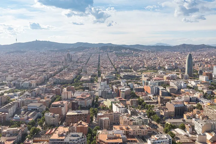 Edificios residenciales y calles arboladas