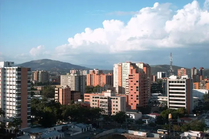 En primer plano, se ve un edificio de apartamentos con una fachada de ladrillo rojo
