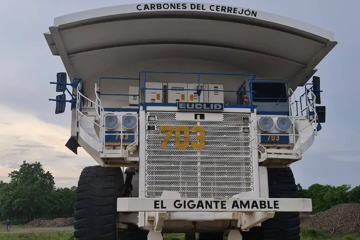 Un enorme camión de minería blanco visto