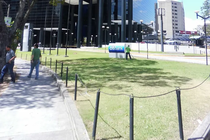 Peatones caminando por una acera junto