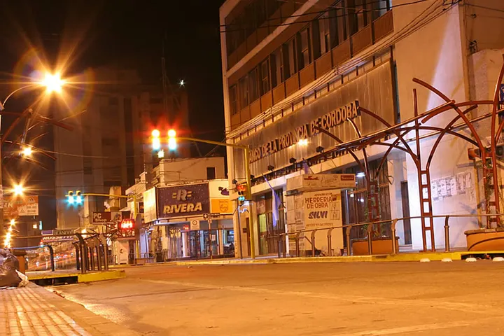 Calle nocturna frente al Banco de la Provincia de Córdoba