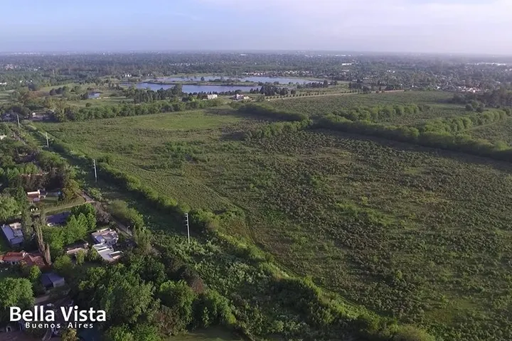 Esta es una imagen de un campo con una casa en primer plano