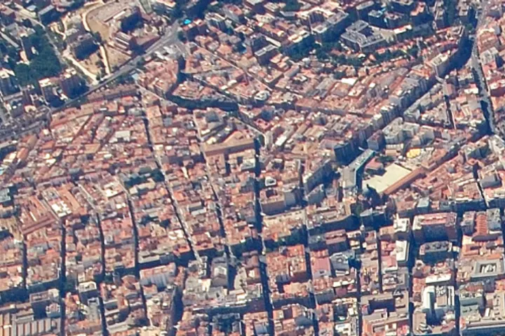 En primer plano, una gran catedral de estilo gótico con torres y un gran campanario