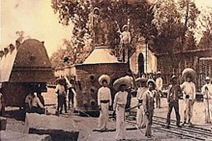 Hombres con sombreros tradicionales de pie