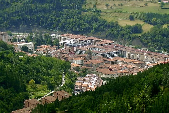 En primer plano, se ve una iglesia con una torre central