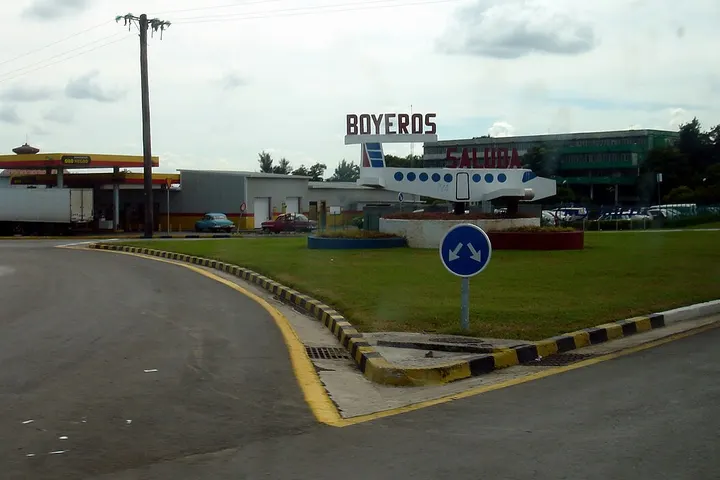 En primer plano, un aeropuerto con un avión de juguete