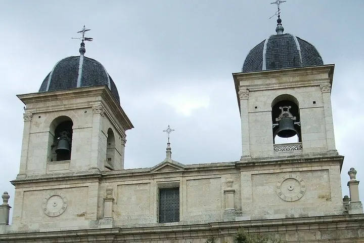 Este es un edificio religioso con dos torres y dos campanarios
