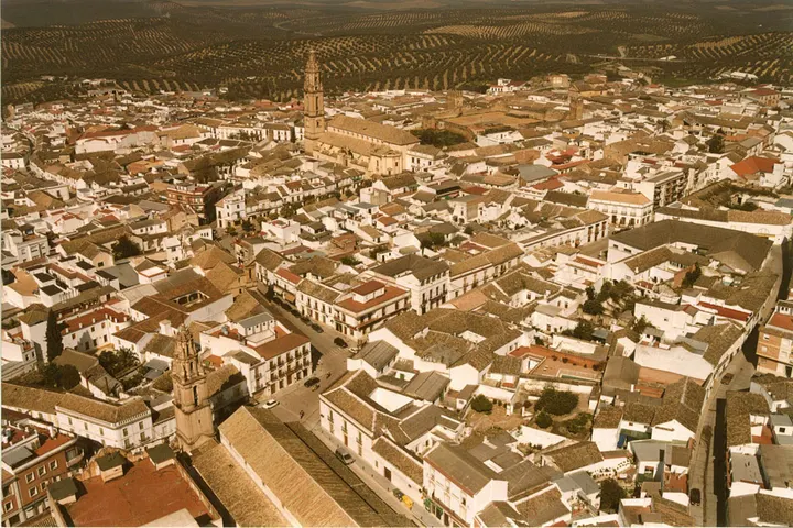 En primer plano, se ve una iglesia con una torre