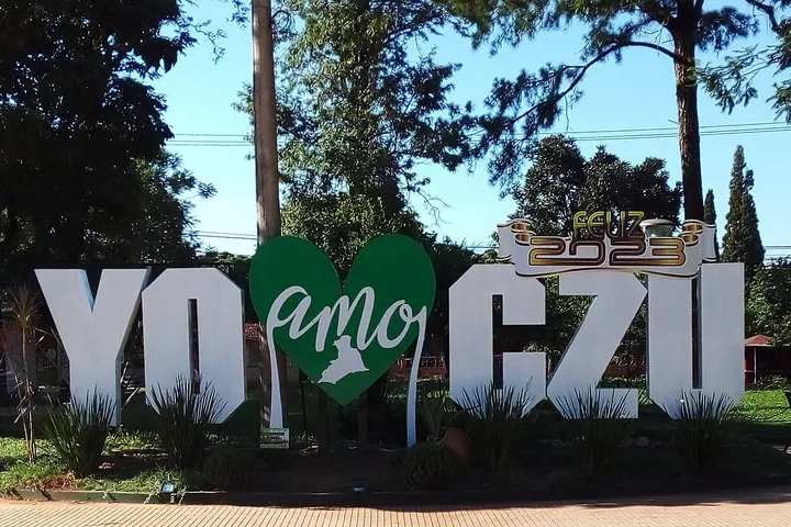 Letrero gigante con las letras Yo amo CZ