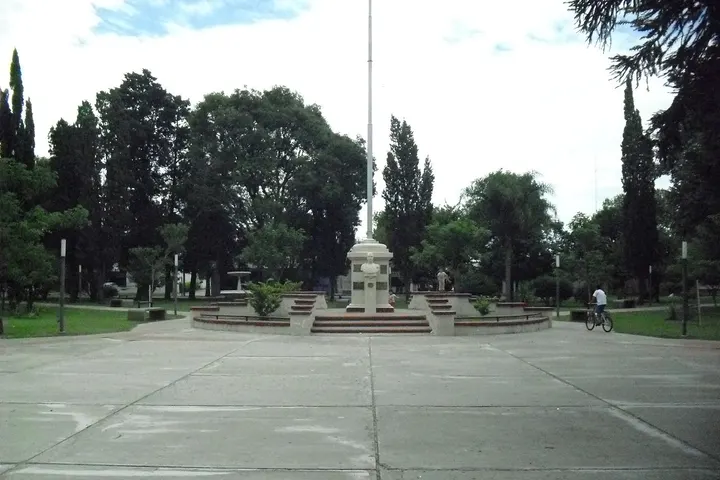 Una plaza con un monumento en el centro