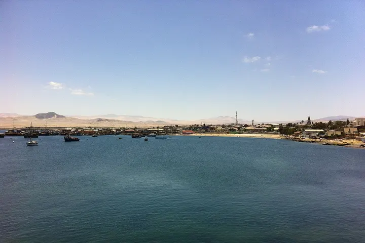 En primer plano, un puerto con barcos de pesca