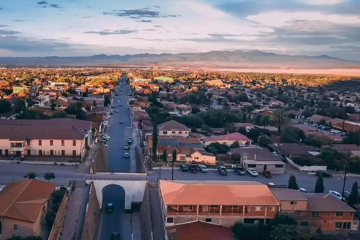 En primer plano, se ve una casa con un techo rojo