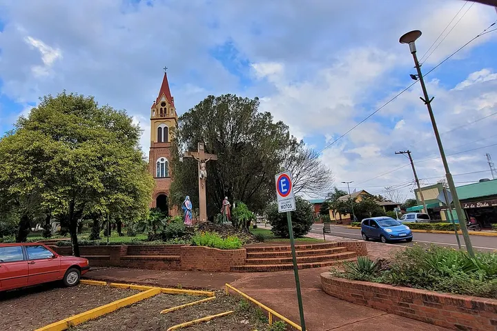 Este es un monumento religioso, una iglesia, con una cruz en su centro