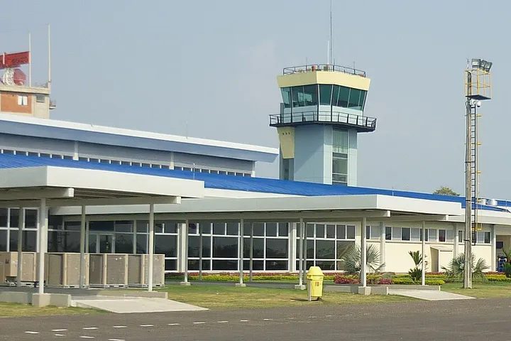 Este es un aeropuerto con un control de tráfico aéreo y banderas de varios países