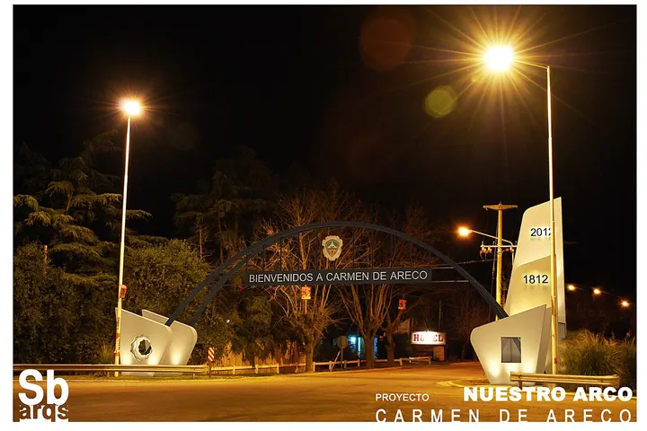 En primer plano, un arco de bienvenida con el año 2011 y 1812