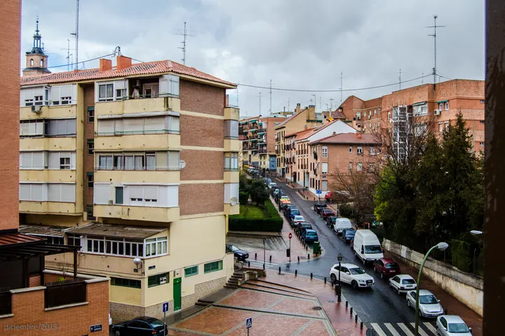 En primer plano, un edificio de apartamentos de varios pisos con balcones