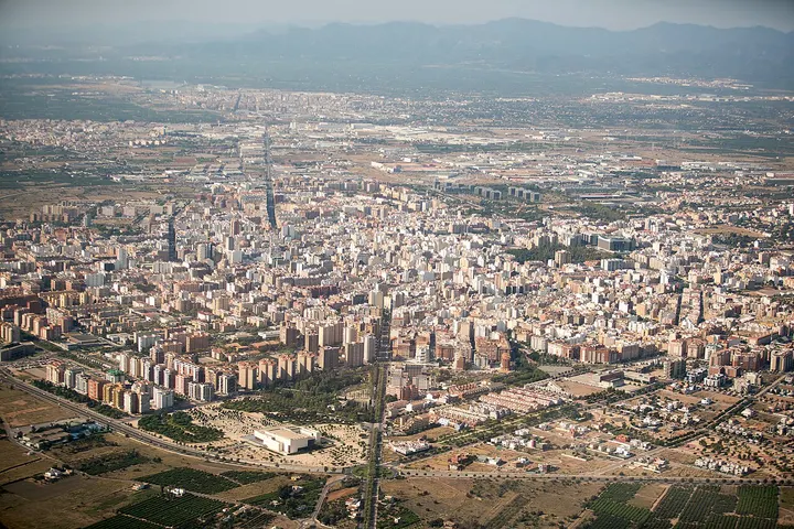 En primer plano, se ve una gran torre de telecomunicaciones