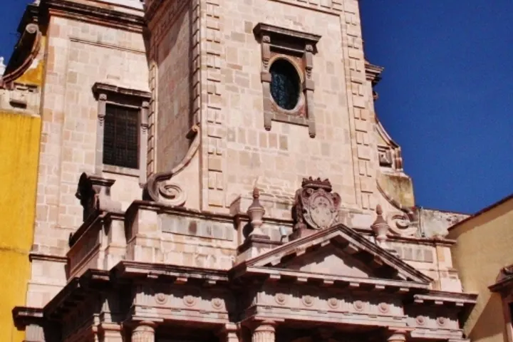 La fachada de una iglesia con un diseño arquitectónico elaborado y un estilo clásico