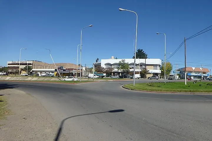 En primer plano, una carretera con una línea de autobuses