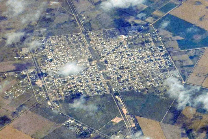 Esta es una imagen aérea de una ciudad con un gran parque en el centro