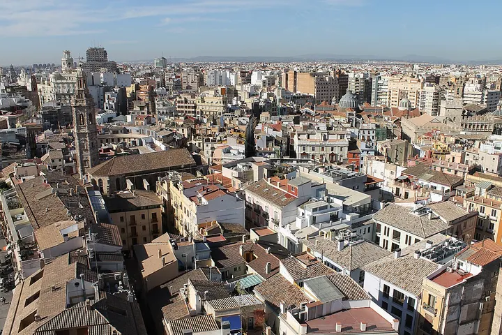 Tejados, edificios y una torre de iglesia con primeros