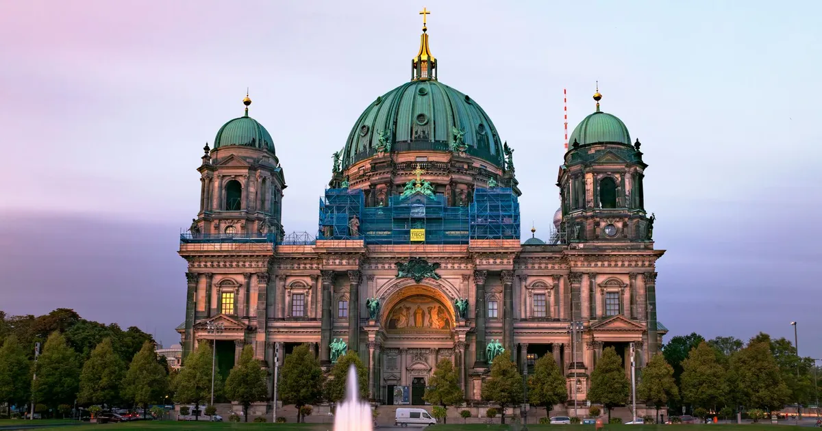 Sommerabend im Freien in einer deutschen Stadt