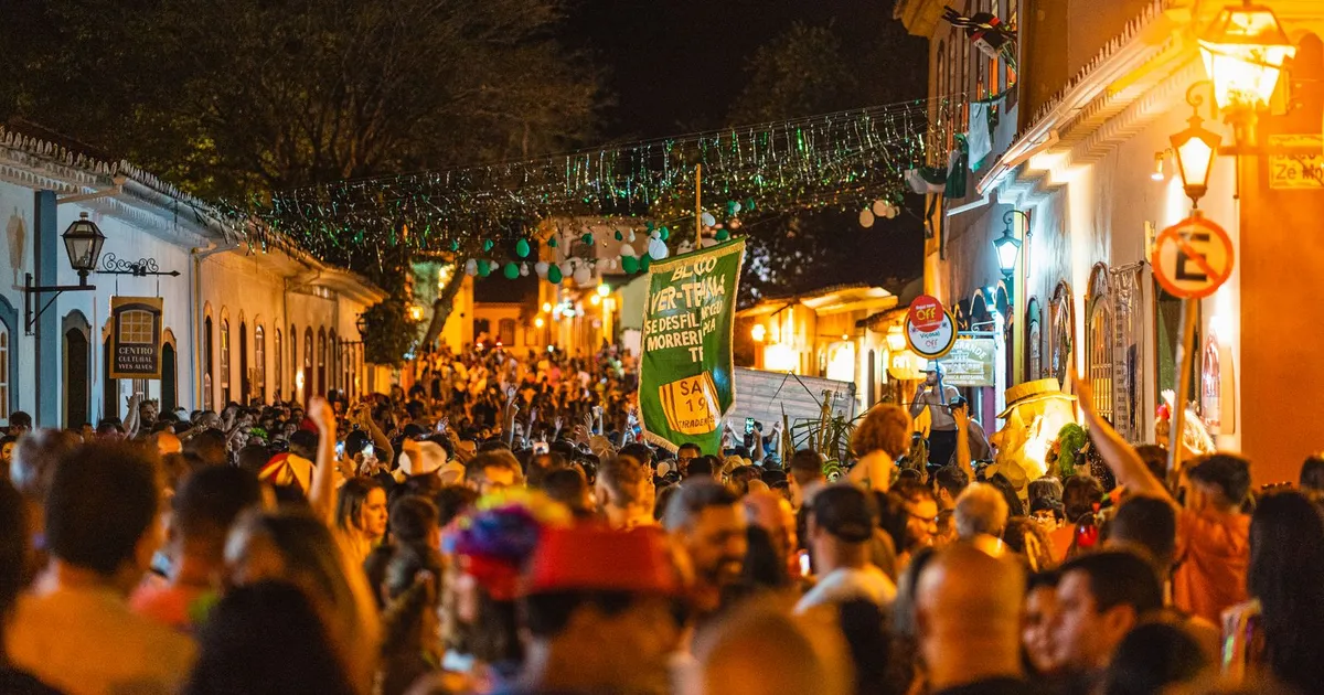 Decoração e luzes de uma festa junina no Brasil