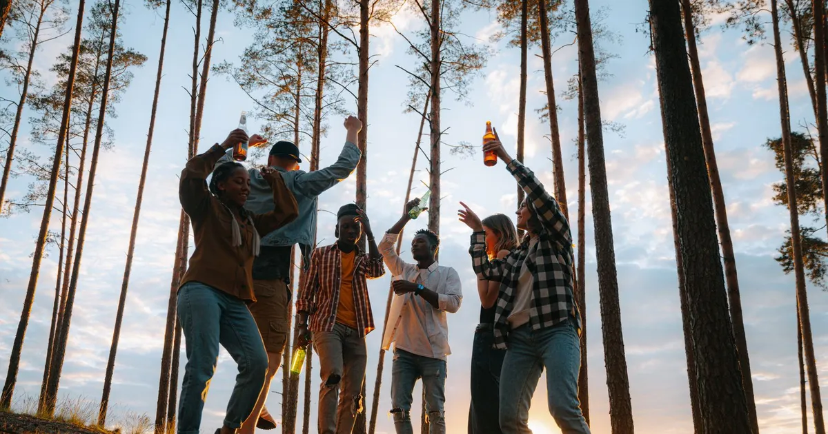 Grupo de personas haciendo ejercicio al aire libre