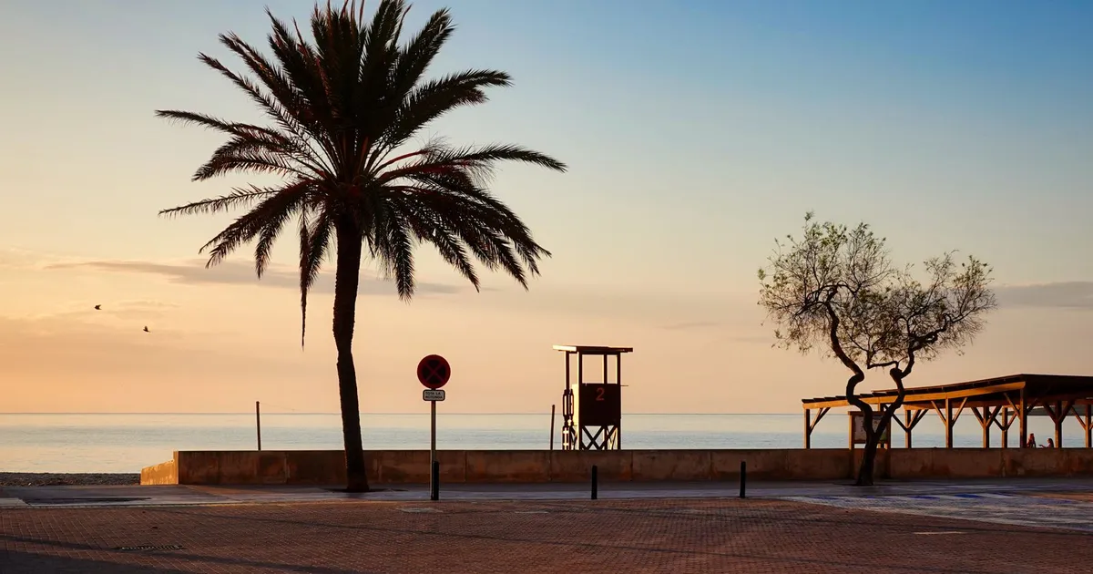 Atardecer de verano en una playa de la costa española
