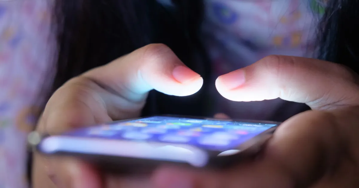 Persona escribiendo en el móvil en un chat